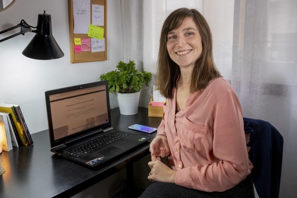 Emilie Varrier te sourit et te soutien dans l'autoédition et la création de tes livres
